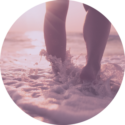 Zwei Beine im Wasser, umgeben von leichten Wellen.