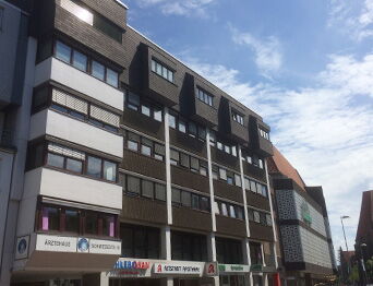 Praxisgebäude in der Schmiedestraße 18 in Hannover, Außenansicht von der Straße aus.