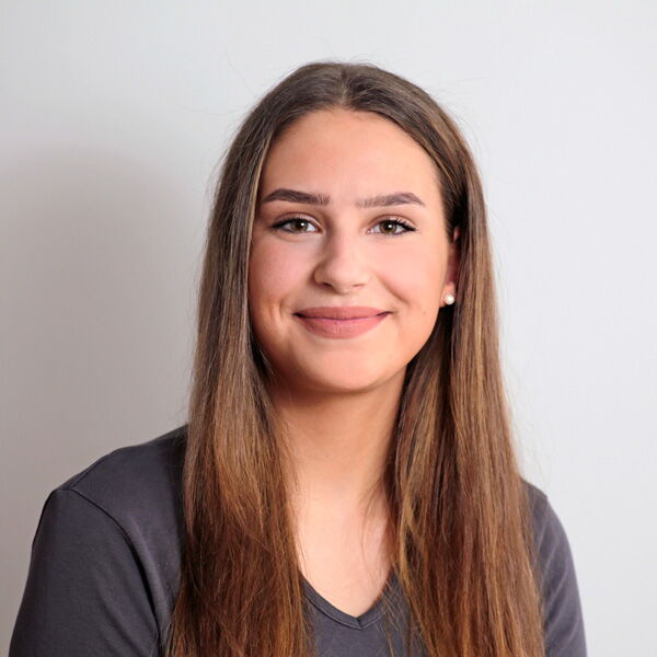 Porträt einer Mitarbeiterin des Praxisteams.